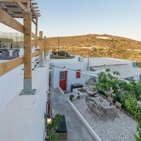 Milos Guesthouse Triovasálos Exteriör bild